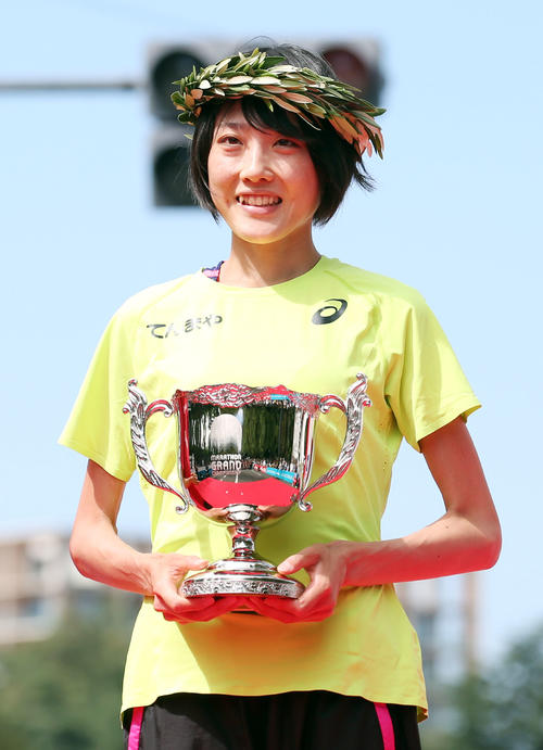 表彰式で優勝カップを手に笑顔を見せる前田（撮影・狩俣裕三）