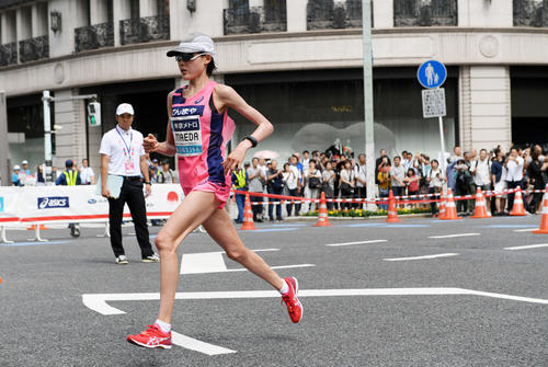 21キロ付近をトップで通過する前田（撮影・滝沢徹郎）
