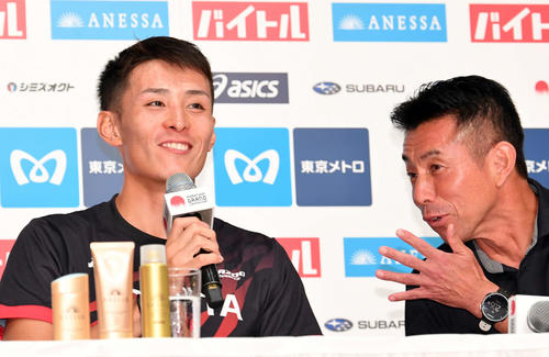 記者会見で質問を忘れて笑顔で聞き返す服部（左）。右は佐藤監督（撮影・滝沢徹郎）