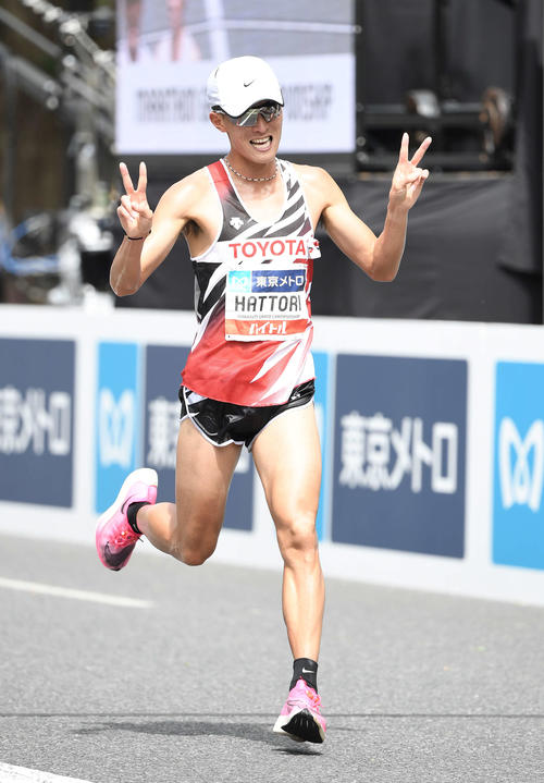 ピースしながら2位でゴールする服部（撮影・鈴木みどり）