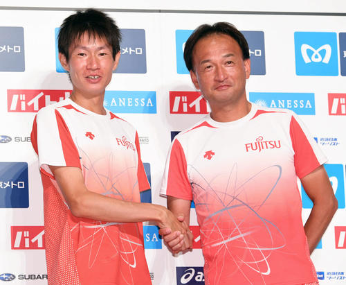 者会見を終え福嶋監督（右）と握手を交わす中村（撮影・滝沢徹郎）