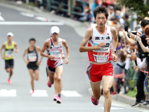 39キロ付近で力走する（手前から）中村匠吾、服部勇馬ら（共同）