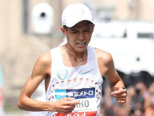服部に競り負け、3着でゴールする大迫（撮影・河野匠）