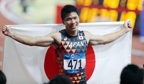 2018年アジア大会・男子200メートルを制した小池は日の丸を手に笑顔
