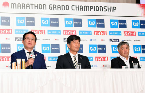 会見する瀬古リーダー（左）。中央は尾形専務理事。右は河野マラソンディレクター（2019年9月15日）