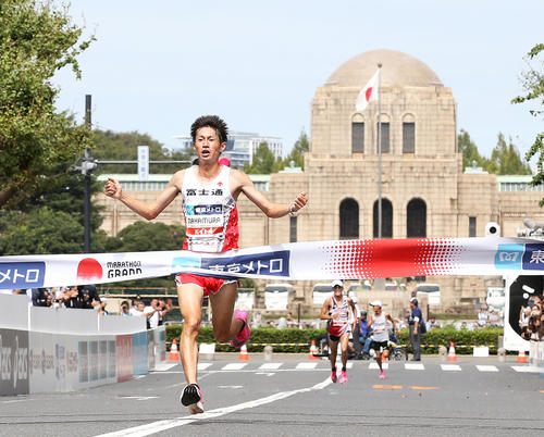 両手を広げて優勝のゴールテープを切る中村匠吾（2019年9月16日撮影）