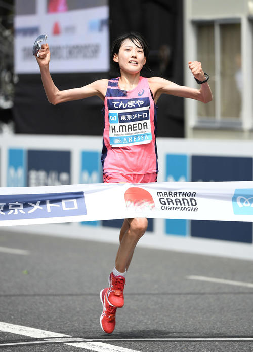 ガッツポーズしながら1位でゴールする前田穂南（2019年9月15日）