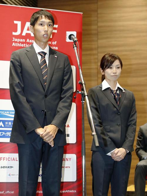 陸上の世界選手権に向けた壮行会で、あいさつする男子主将の戸辺直人（左）。右は女子主将の木村文子（共同）