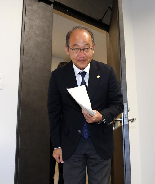 右代の世界選手権出場取り消しに関する会見を終え、一礼して会場を出る麻場強化委員長（撮影・大野祥一）