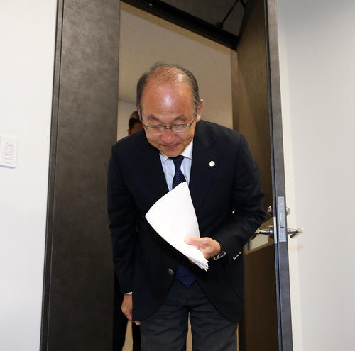 右代の世界選手権出場取り消しに関する会見を終え、一礼して会場を出る麻場強化委員長（撮影・大野祥一）