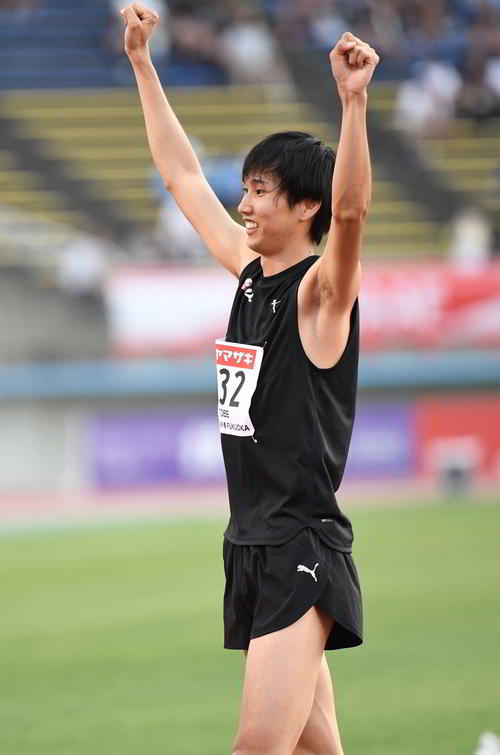 6月の日本選手権で優勝し、客席にガッツポーズする戸辺