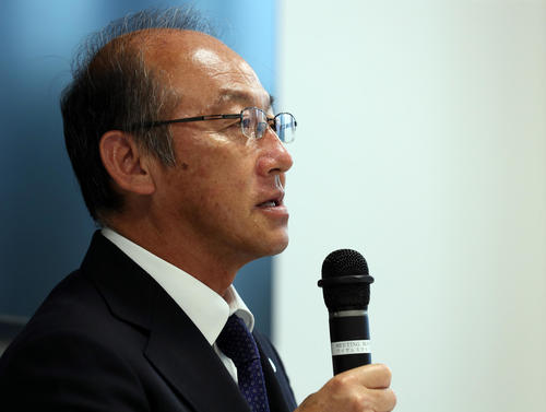 右代の世界選手権出場取り消しに関して説明する麻場強化委員長（撮影・大野祥一）