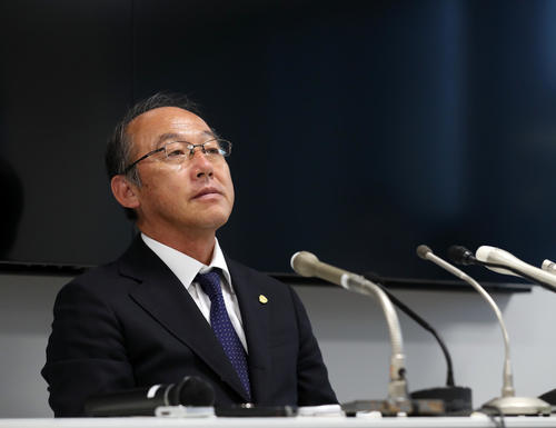 右代の世界選手権出場取り消しに関する会見でぼう然とする麻場強化委員長（撮影・大野祥一）