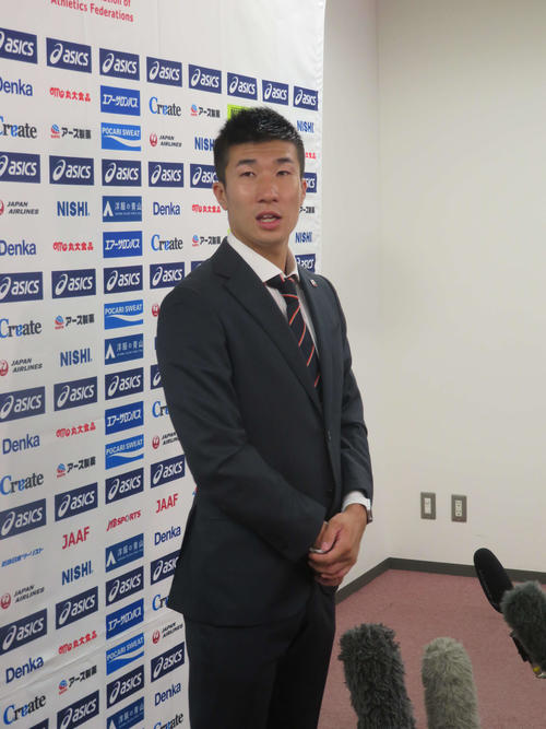 ドーハへ出国前に取材に応じる桐生（撮影・上田悠太）