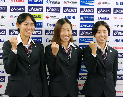 世界陸上に出場する女子マラソンの3選手。左から池満綾乃（鹿児島銀行）、中野円花（ノーリツ）、谷本観月（天満屋）（撮影・奥岡幹浩）