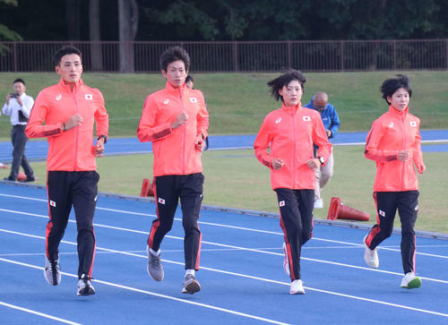 合宿でトラックを走る東京五輪マラソン男女日本代表。左から服部、中村、前田、鈴木（撮影・浅水友輝）