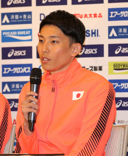 記者会見に臨んだ城山（撮影・河野匠）
