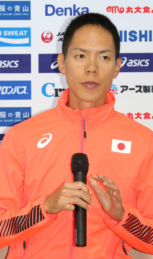 記者会見に臨んだ男子50キロ競歩代表の鈴木（撮影・河野匠）