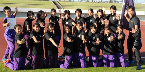 東北福祉大の女子チームは13年連続の全国出場に冠木（かぶき）雅守監督（右）の名にあやかった「歌舞伎ポーズ」で見えを切る