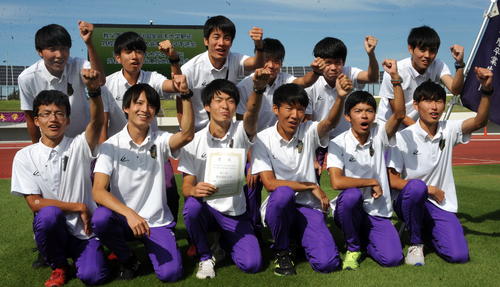アベックVを決めた東北福祉大の男子チーム