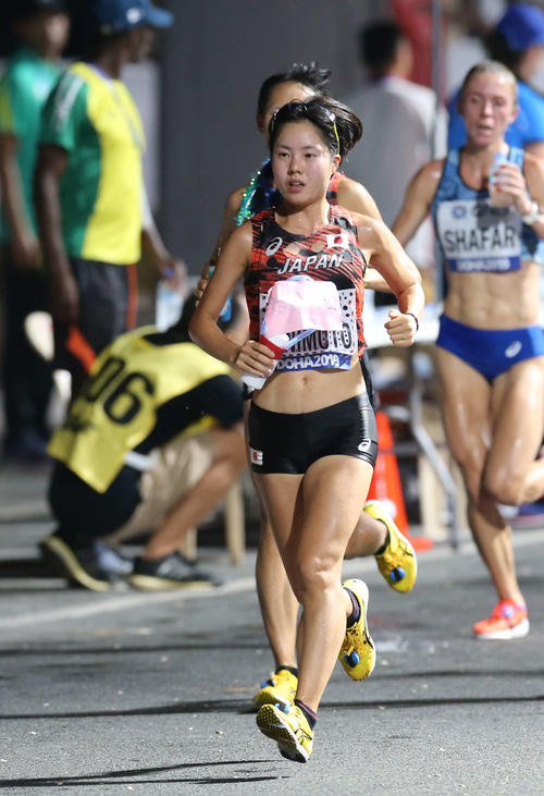 女子マラソンで懸命に前を追う谷本（撮影・河野匠）
