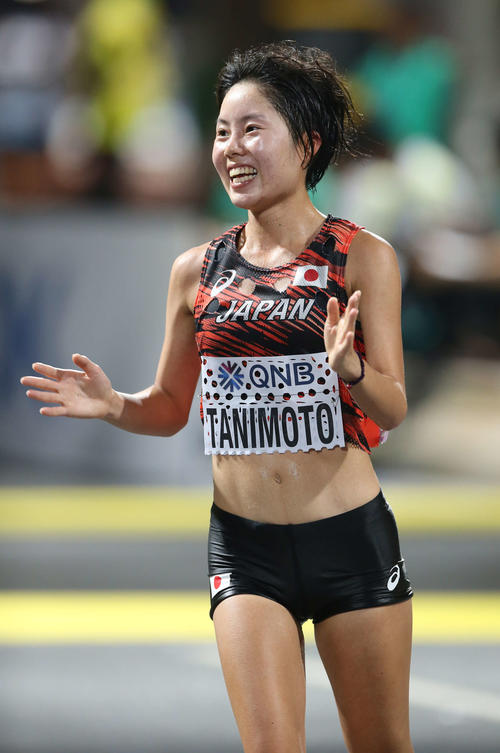 女子マラソン、7位でゴールし笑顔を見せる谷本（撮影・河野匠）