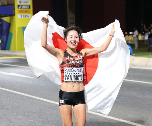 女子マラソン、7位でゴールし日の丸を手に笑顔を見せる谷本（撮影・河野匠）
