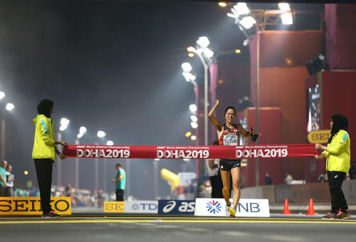 男子50キロ競歩で優勝のゴールテープを切る鈴木（撮影・河野匠）