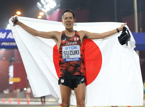 男子50キロ競歩で優勝し日の丸を手にする鈴木（撮影・河野匠）