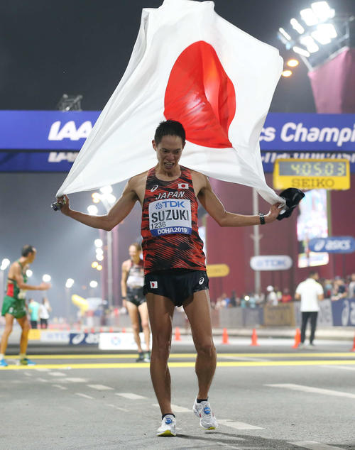 男子50キロ競歩で優勝し日の丸を羽織る鈴木（撮影・河野匠）