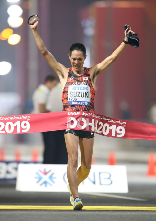 男子50キロ競歩で優勝しガッツポーズを見せる鈴木（撮影・河野匠）