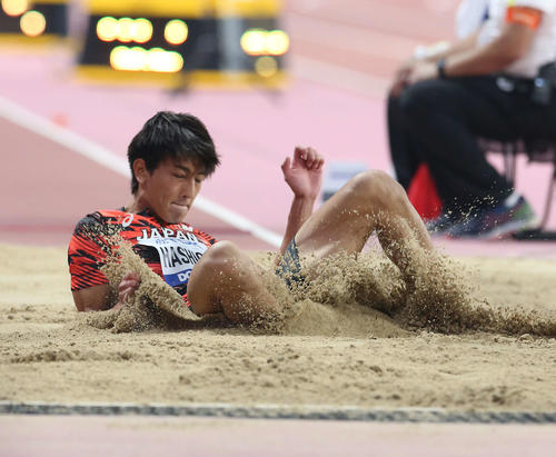 男子走り幅跳び決勝で8位入賞を果たした橋岡（撮影・河野匠）