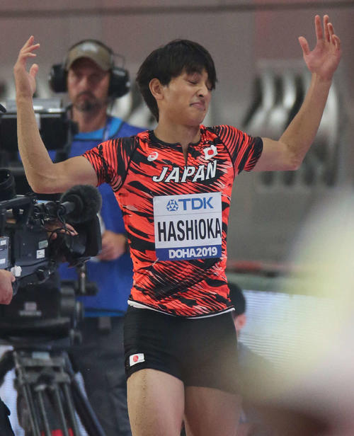 男子走り幅跳び決勝で6本目の跳躍を終え8位を確定させた橋岡は悔しそうな表情を見せる（撮影・河野匠）