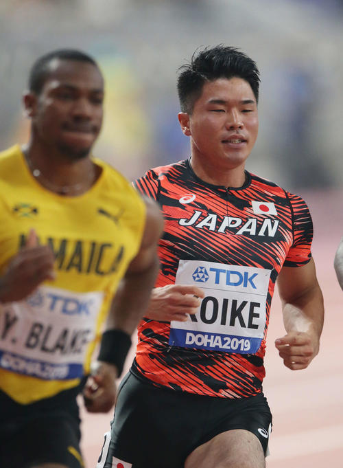 男子100メートル準決勝2組、10秒28の7着となった小池（右）。左はブレーク（撮影・河野匠）