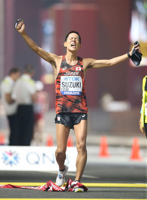 男子50キロ競歩で優勝しガッツポーズを見せる鈴木（撮影・河野匠）