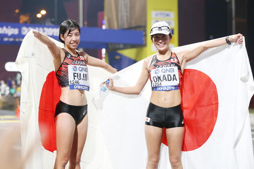 女子20キロ競歩、ゴール後に日の丸を手に笑顔の岡田（右）と藤井（撮影・河野匠）