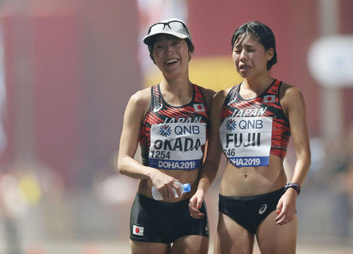 女子20キロ競歩、ゴール後笑顔を見せる6位の岡田（左）と涙を見せる7位の藤井（撮影・河野匠）