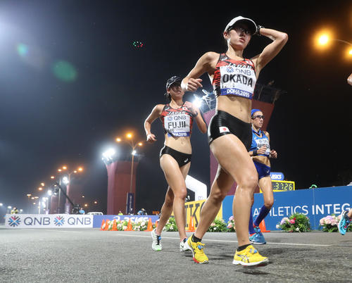 女子20キロ競歩、前を追う岡田（右）と藤井（撮影・河野匠）