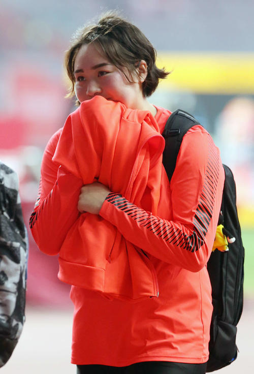 女子やり投げ予選で3投を終え、納得のいかないような表情で引き揚げる北口（撮影・河野匠）