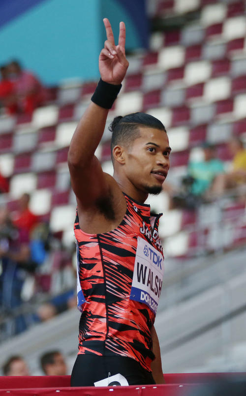 男子400メートル予選2組、45秒14の自己ベストで2着となり準決勝進出を決めたウォルシュは笑顔でピースサインを見せる（撮影・河野匠）