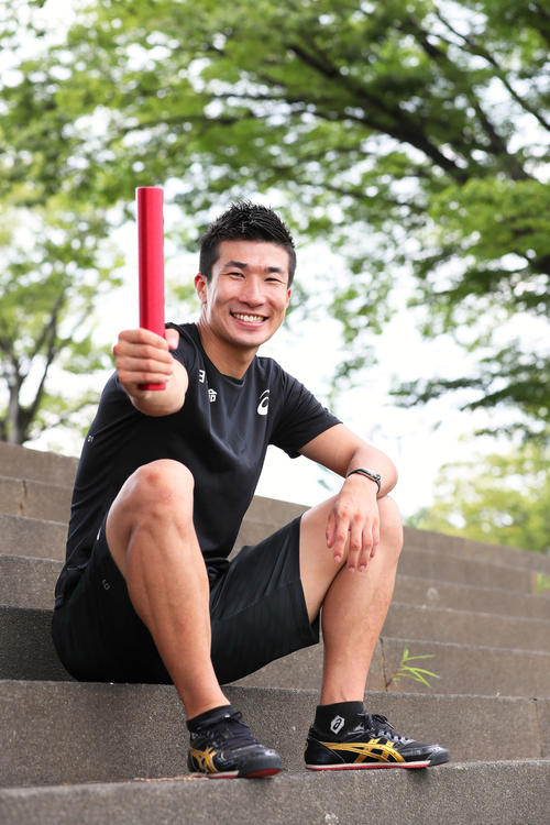バトンを手に笑顔を見せる陸上の桐生祥秀（撮影・足立雅史）