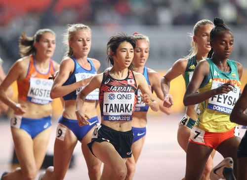 女子5000メートル予選1組、15分4秒66の好タイムで6着となった田中（中央）（撮影・河野匠）