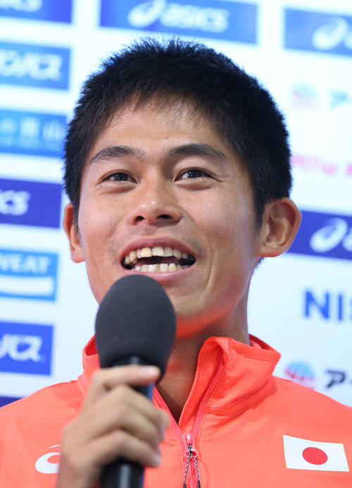男子マラソンの会見で記者の質問に答える川内（撮影・河野匠）