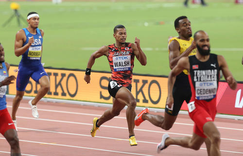 男子400メートル準決勝3組、懸命に前を追うウォルシュ（中央）。左はノーマン（撮影・河野匠）