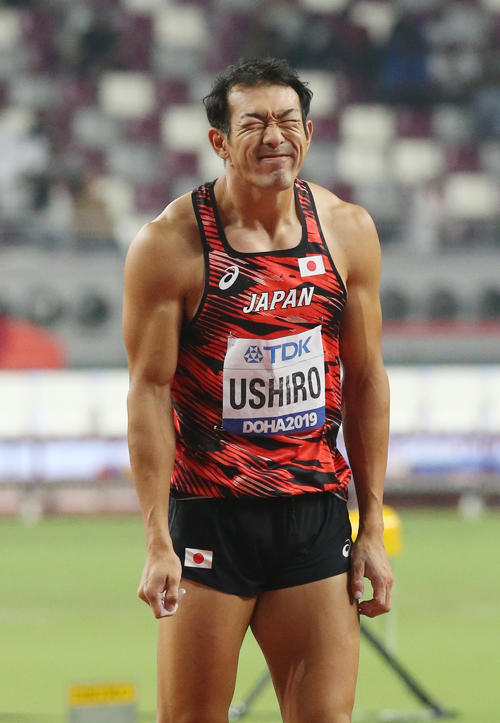 男子10種競技、やり投げの2投目を終え悔しそうな表情の右代（撮影・河野匠）