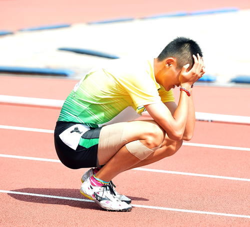 少年男子A100メートル予選　ゴール後に頭を抱えて座り込む築館・鵜沢