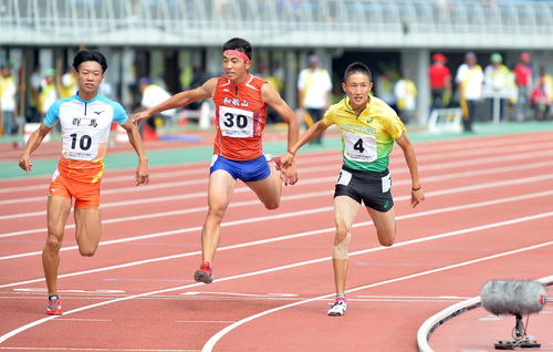 少年男子A100メートル予選　準決勝進出を逃した築館・鵜沢（右端）