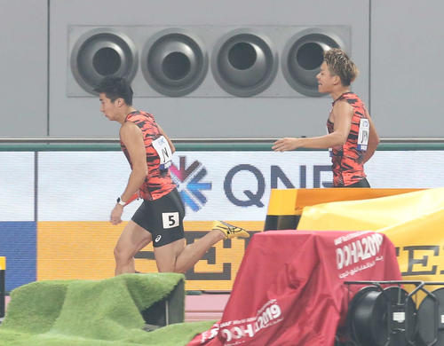 男子400メートルリレー予選2組、2走の白石（右）からバトンを受け走る3走の桐生（撮影・河野匠）