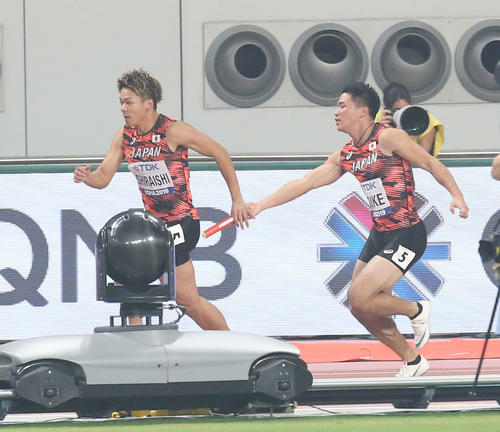 男子400メートルリレー予選2組、1走の小池（右）からバトンを受ける2走の白石（撮影・河野匠）