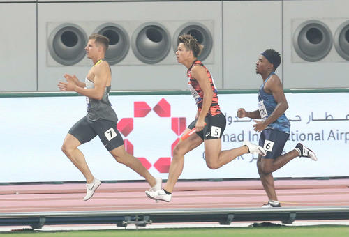 男子400メートルリレー予選2組、力走する2走の白石（撮影・河野匠）